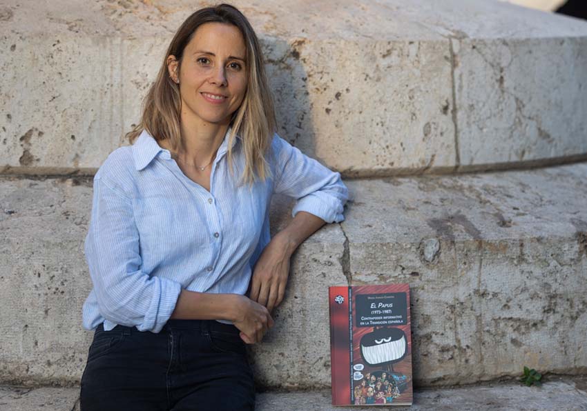 Foto de Maria Iranzo-Cabrera con su libro